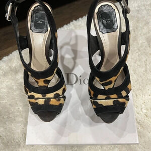 Luxury DIOR LEOPARD PRINT PONY FUR
PLATFORM SANDALS HEELS SHOES Size: 8 | IT 38